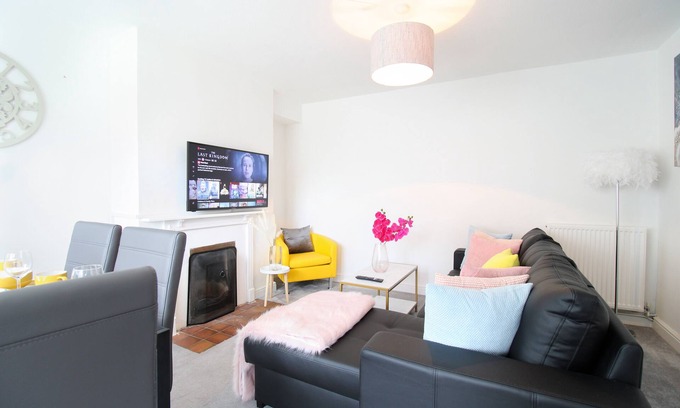 Aylesbury House | Virexxa Aylesbury Centre - Deluxe Suite - 3Bed House with Free Parking