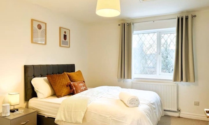 Broadheath Cabin | Vista Lodge (5mins) to Mcr Airport