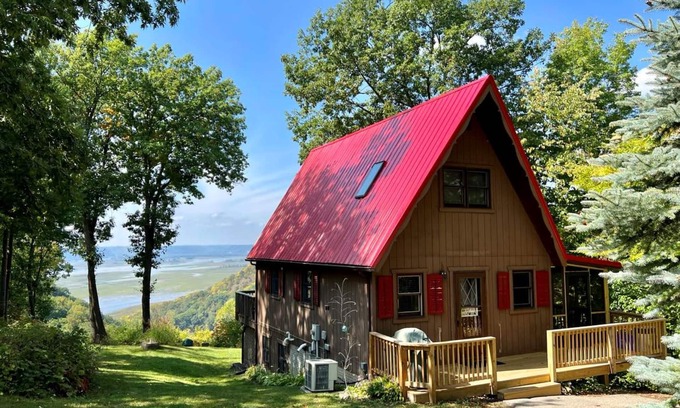 Eagle Mountain Cabin | Vistaview Chalet! Gorgeous Mississippi River view with year-round HOT TUB!