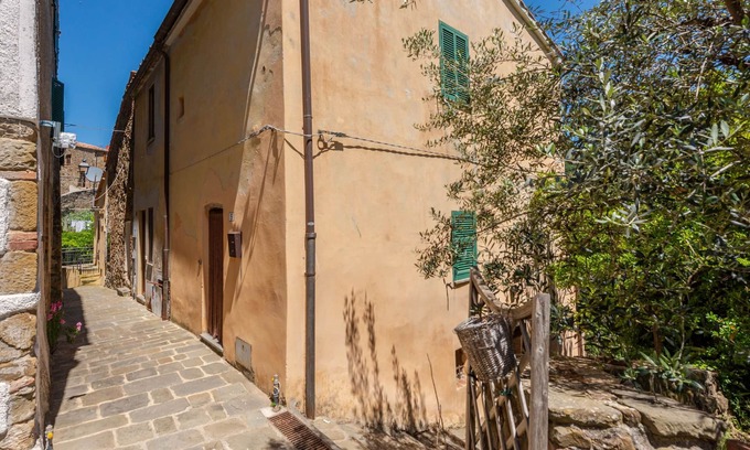 Montorgiali House | Vittorio by Interhome