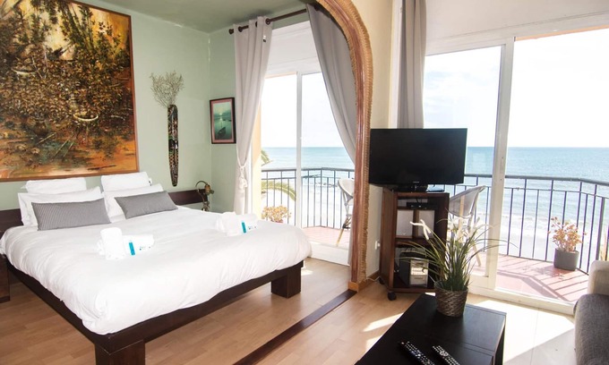 Sitges Town Center Apartment | VORAMAR LOFT BY BLAUSITGES Stunning sea views from this beach front studio