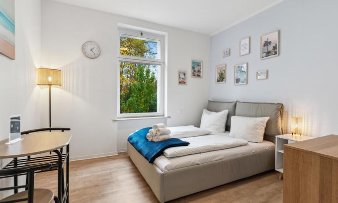 Eichwalde Apartment | Vorstadtoase - 2 Personen - Eichwalde, Nähe BER - Queensize-Bett, Netflix, Parken