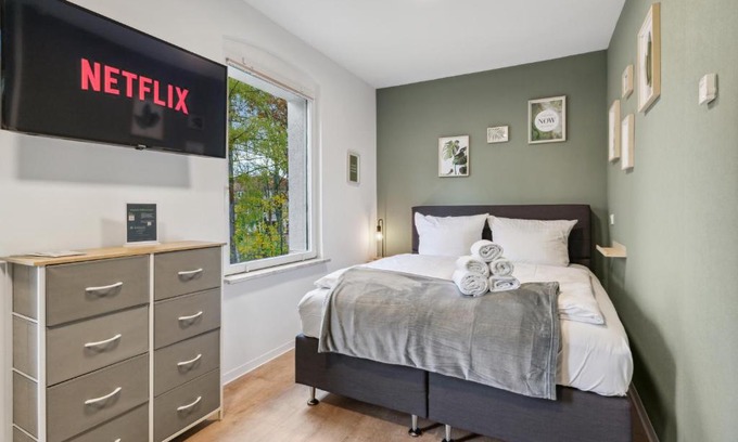 Eichwalde Apartment | Vorstadtoase - 3 Personen - Apartment mit Queensize-Bett, Badewanne, Schlafcouch, Parken, Netflix, Nähe BER