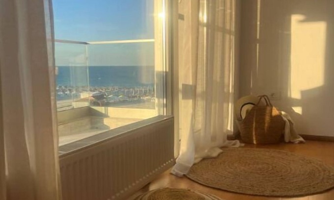 Constanta Apartment | Voyage apartments offer for rent 4 rooms apartment located exactly on the beach.