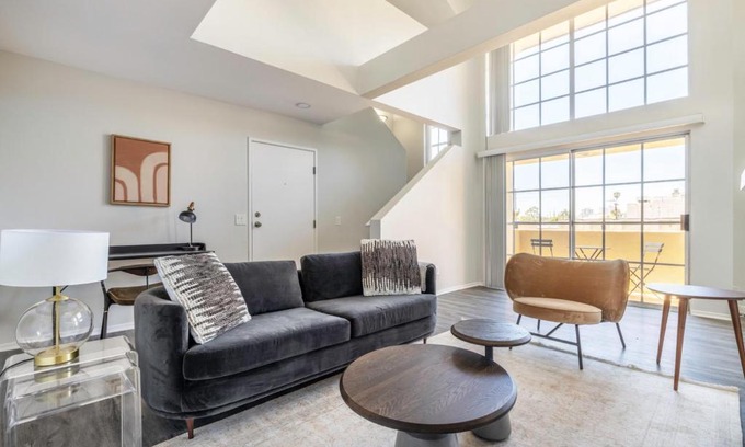 Beverly Grove Apartment | W Hollywood 2BR nr shops Beverly Center LAX-431
