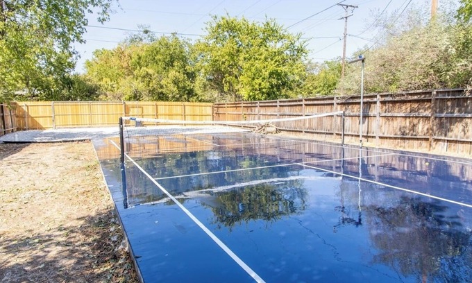 Dean Highland House | Waco family stay w/pickle ball court