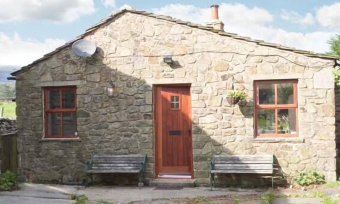 Settle Cottage | WAGON HOUSE, pet friendly, with open fire in Helwith Bridge