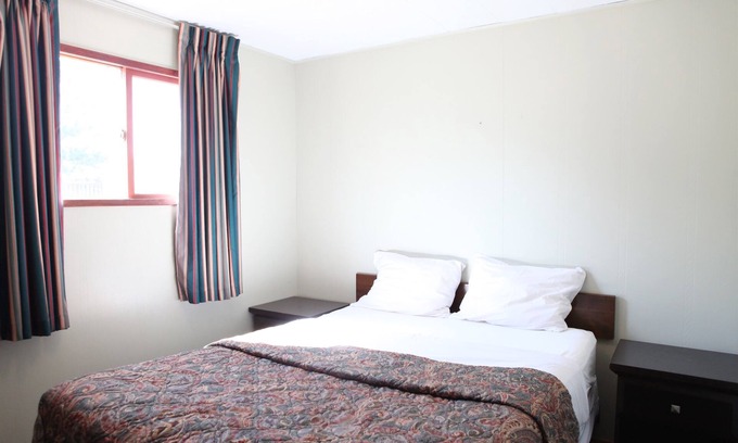 Manitoba Cabin | Wake up to waves at "Just Beachy"