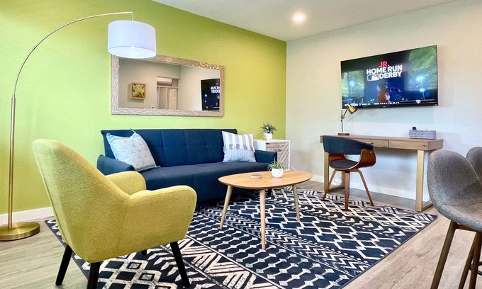 Walnut Creek Apartment | Walk Downtown Work Here Fast WiFi Parking King Bed New Kitchen