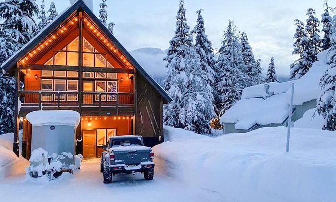 Hyak Ski Chalet | Walk-In Skiing/Tubing Across at Summit East