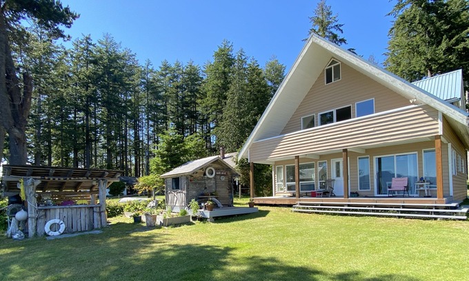 Lang Bay House | Walk on Beachfront Home