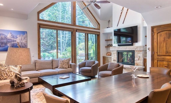 Edwards House | Walk to Arrow Bahn Express | Icegrass Chalet