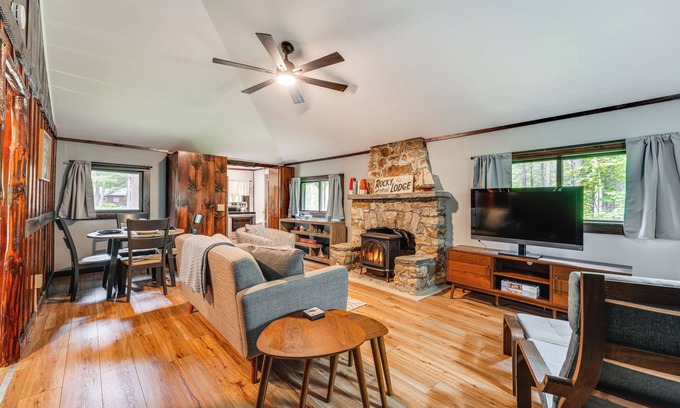 Boothbay Harbor Cabin | Walk to Barrett's Park: Wooded Cabin w/Grill!