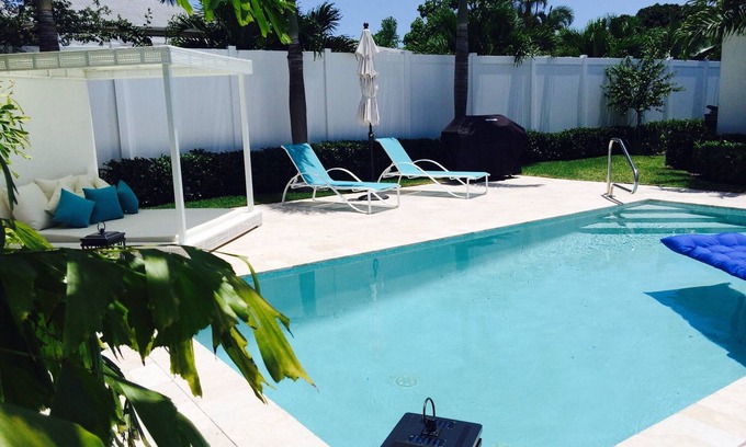 Delray Beach Villa | WALK to BEACH & DOWNTOWN-only 3 bks to ATLANTIC Ave-SO PRIVATE-Heated Salt Pool