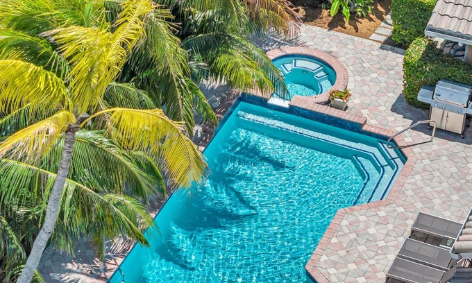 Harbor Beach House | Walk to beach/Heated Pool/Ample residence/Marlin Key