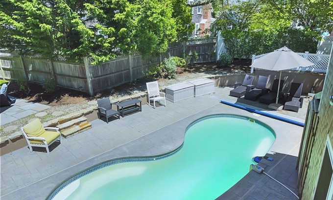 Chatham House | Walk to Beach Heated Pool Pet Friendly AC WiFi Sand Simeon