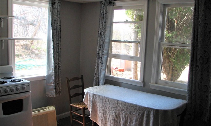 Newbury House | Walk to Beach. Private Nature and Bird Watching Trail. Quiet.