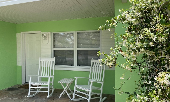 Largo House | Walk to Beach, restaurants and shops “The In-Between”