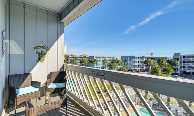 Garden City Condo | Walk to Beach: Top-Floor Condo in Murrells Inlet
