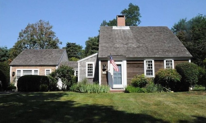 Orleans House | Walk to Crystal Lake; private Pickleball, Tennis Court; Basketball Hoop