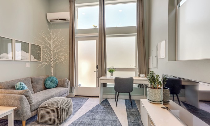 Lawton Park House | Walk to Discovery Park: Bright Studio in Magnolia