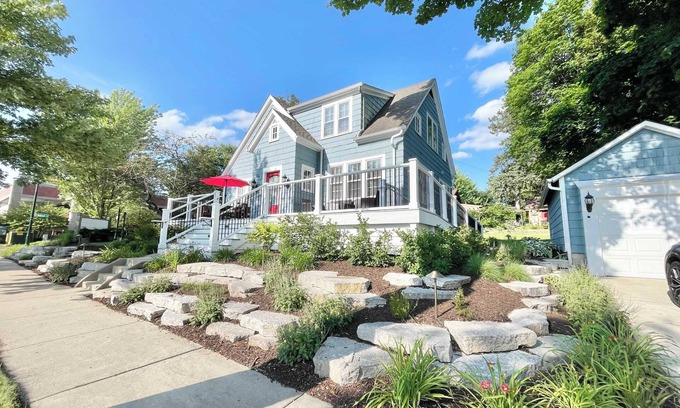 St. Charles House | Walk to Downtown Restaurants, Cozy Stay, Grand Porch, Bike on the river trails!