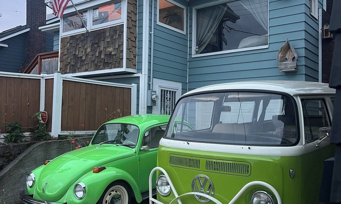 Phinney Ridge House | Walk to EVERYTHING! Nextdoor to great restaurants and bars, close to the zoo
