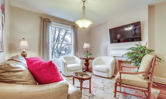 Zanesville Apartment | Walk to Garden & Restaurants: Zanesville Apartment