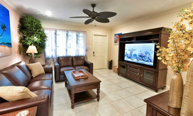 Wilton Manors Apartment | Walk to GAY Wilton Drive, Pool, 2 King Beds, Kitchen, Living Room, WiFi, #2124