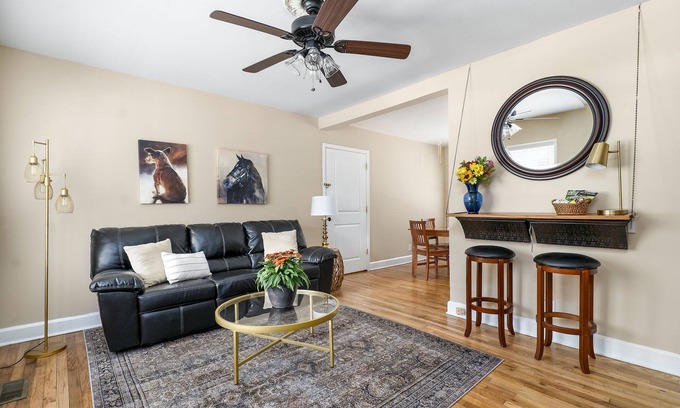 Aiken House | Walk to golf course & downtown Aiken from perfect 1B1B with king bed & sofa bed