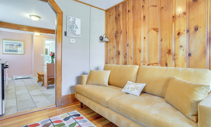 Kingston Cottage | Walk to Grays Beach Park: Kingston Seaside Escape