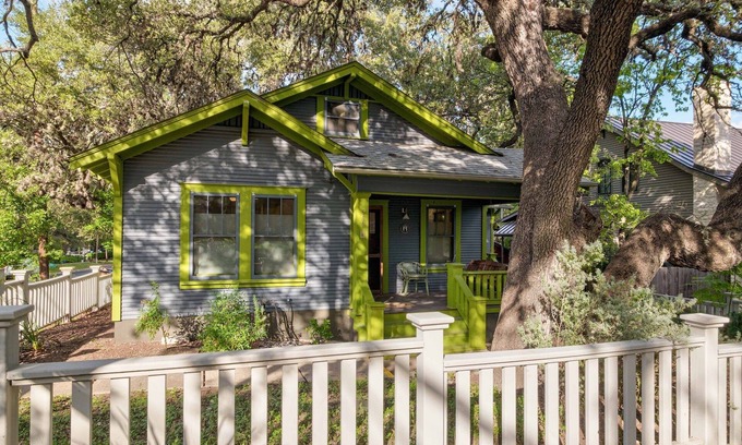 Bouldin House | * Walk to it all ~ Adorable Historic Bungalow *