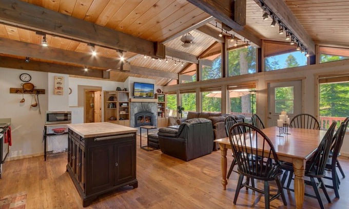 Comstock Acres House | Walk to Lake and Tahoe City, Breathtaking Views