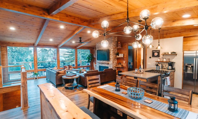 Boulder Bay House | Walk to Lake | Lake Views | Hot Tub | Pool Table