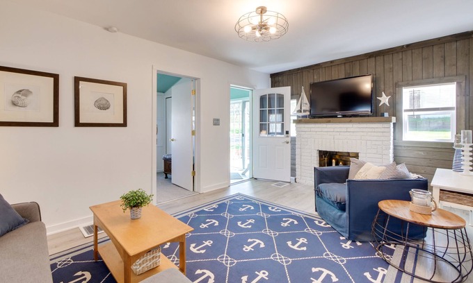 Portage Lakes Cottage | Walk to Lake: Nautical Akron Cottage w/Deck!
