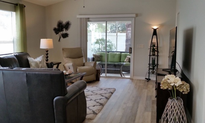 Virginia Trace House | Walk to Lake Sumter Landing! Golf cart included!