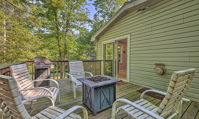 Greentown Cabin | Walk to Lake Wallenpaupack: Greentown Getaway