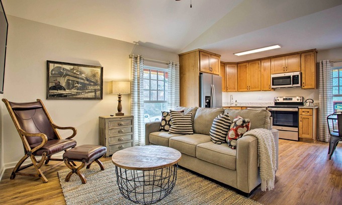 Saluda Apartment | Walk to Main Street Eats: Remodeled Saluda Apt