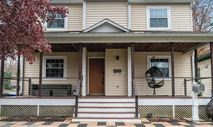 Aurora Highlands House | Walk to Metro-Near Washington DC-Amazon HQ-DCA Airport-Crystal City-Pentagon
