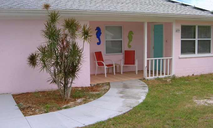 Laurel Villa | Walk to Nokomis Beach. Quality, Cleanliness, Affordable. SmartTV, Full Kitchen