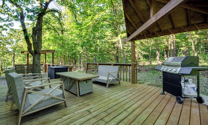 Flemington House | Walk to Pomme de Terre Lake: Pet-Friendly Escape