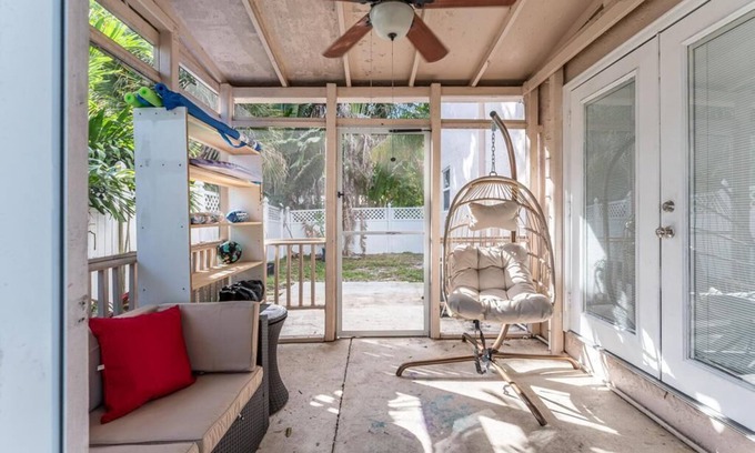 Oakland Park House | Walk to Restaurants/Breweries! Beach 2 Miles Away!