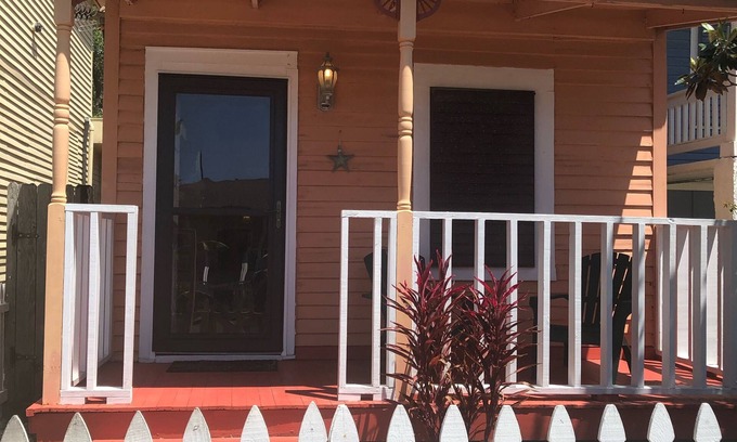 San Jacinto House | Walk to restaurants/bars. 3 Blocks from Seawall. Free Beach Pass/Umbrela/Chairs