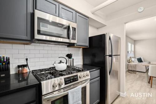 Brentwood Apartment | Walk to Restaurants or Cook in Subway Tile Kitchen