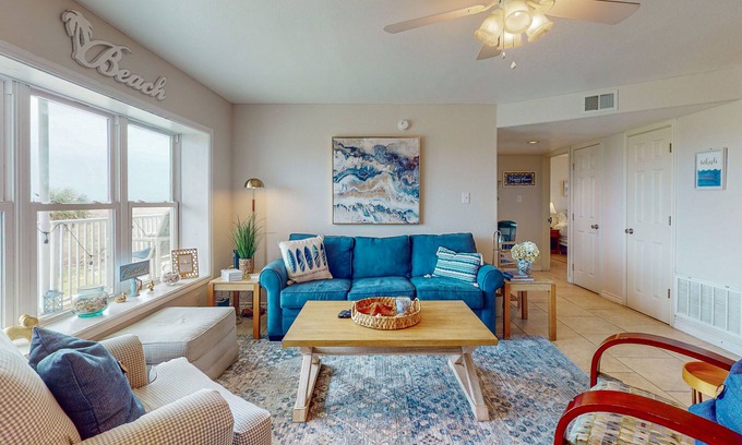 Port Aransas Condo | Walk to Sandfest, Shared Pools, Boardwalk to the Beach
