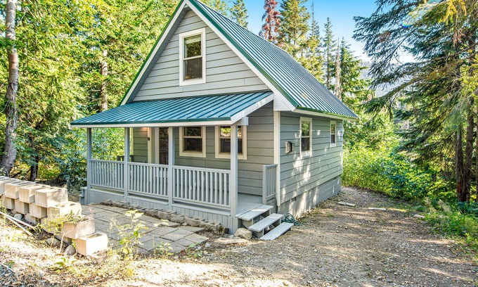Snoqualmie Pass House | Walk to ski lift, contemporary cabin near mountain lakes - dog-friendly