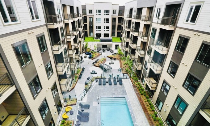 Cambridgeport Apartment | Walk to the Bay! Ships, Dining & Cambridge Minutes Away (KING BED,POOL)