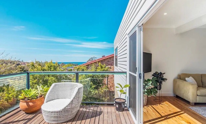 Mollymook Beach House | Walk to the Beach! Mollymook