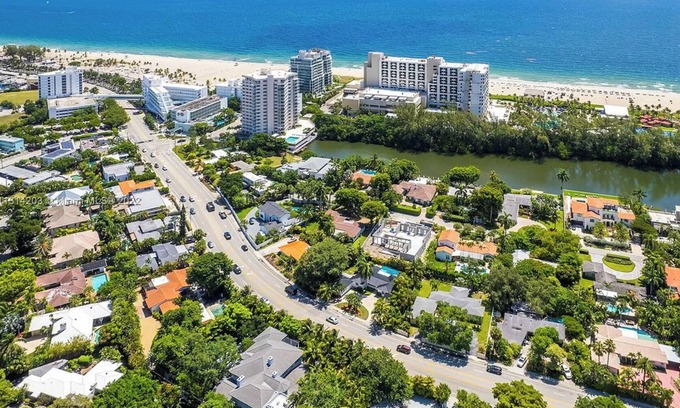 Harbor Beach House | Walk to the Beach - 5 bedrooms - Heated Pool - Prime Location close to Las Olas!