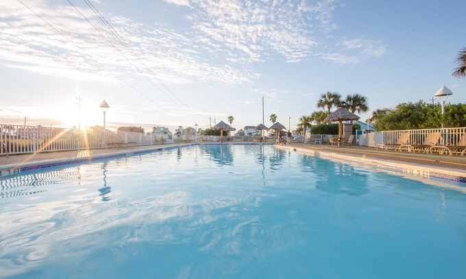 Galveston Villa | Walk to the Beach. Pool & Hot Tub. Mini Golf